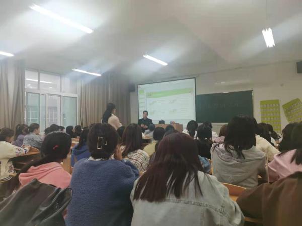 tyc86太阳集团党总支书记张永红向毕业班学生宣传毕业就业政策