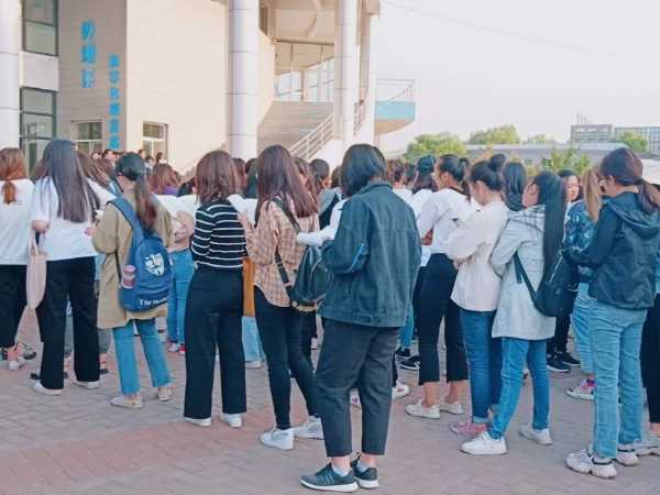 tyc86太阳集团学生参加清晨朗读活动