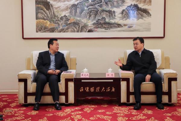 太阳集团党委常委、副院长薛光武与吕梁市市委常委、常务副市长任忠交流